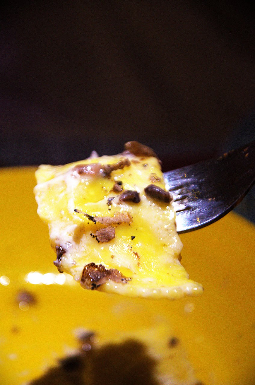 Pasta con scaglie di tartufo sulla forchetta